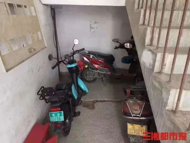 DƬ
